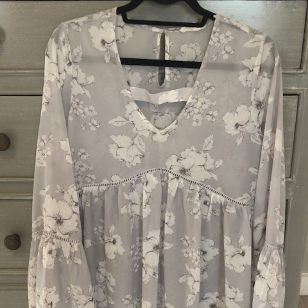 Boutique grey and white blouse